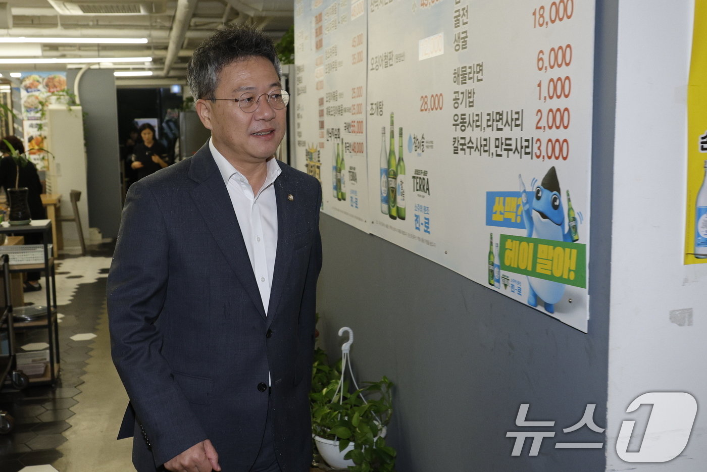 본문 이미지 - 박정하 국민의힘 당대표 비서실장이 22일 오후 서울 여의도의 한 식당에서 한동훈 대표와 친한계 의원 만찬 회동을 하기 위해 이동하고 있다. 2024.10.22/뉴스1 ⓒ News1 안은나 기자