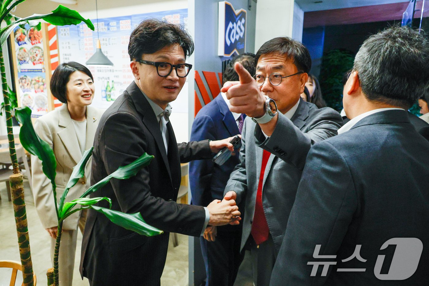 본문 이미지 - 한동훈 국민의힘 대표가 22일 저녁 서울 여의도의 한 식당에서 당내 친한계 의원들을 긴급 소집, 만찬 회동에 앞서 서범수 사무총장과 악수하고 있다. 2024.10.22/뉴스1 ⓒ News1 안은나 기자