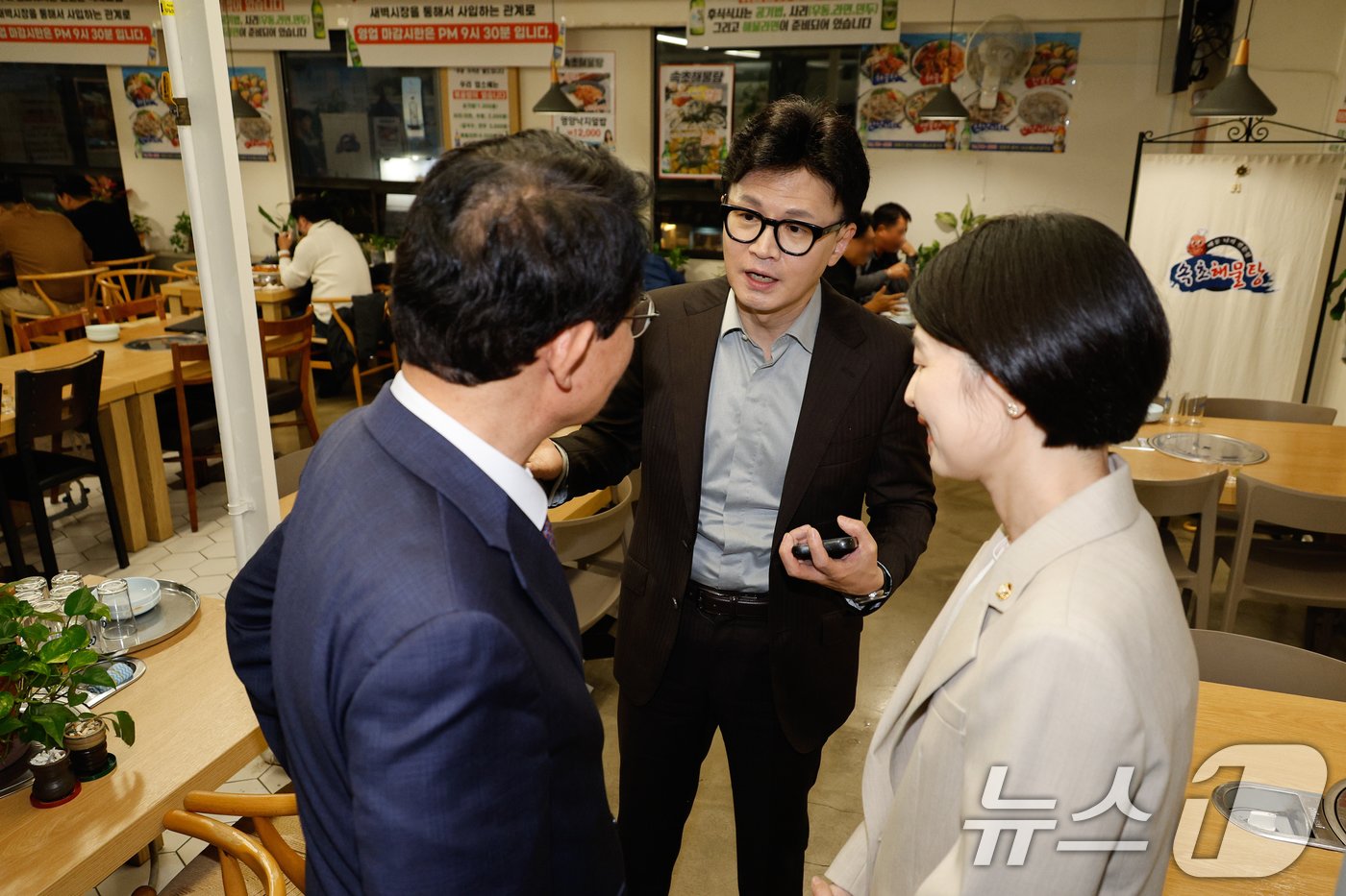 본문 이미지 - 한동훈 국민의힘 대표가 22일 저녁 서울 여의도의 한 식당에서 당내 친한계 의원들을 긴급 소집, 만찬 회동에 앞서 김상훈 정책위의장, 한지아 수석대변인과 대화하고 있다. 2024.10.22/뉴스1 ⓒ News1 안은나 기자
