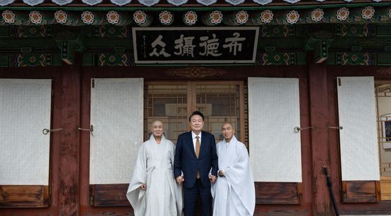 윤석열 대통령, 범어사 방장 정여스님·주지 정오스님과 함께