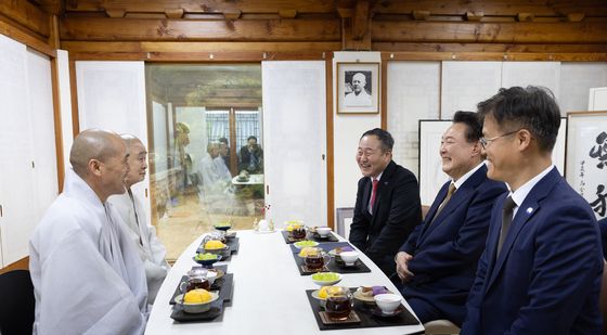 범어사에서 차담하는 윤석열 대통령