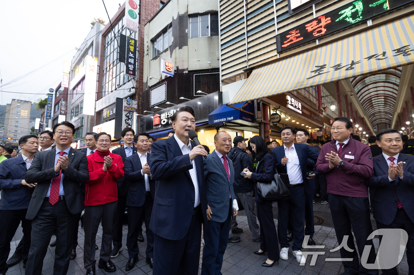 (서울=뉴스1) 송원영 기자 = 윤석열 대통령이 22일 부산 동구 초량시장에서 상인들에게 격려의 말을 하고 있다. (대통령실 제공) 2024.10.22/뉴스1