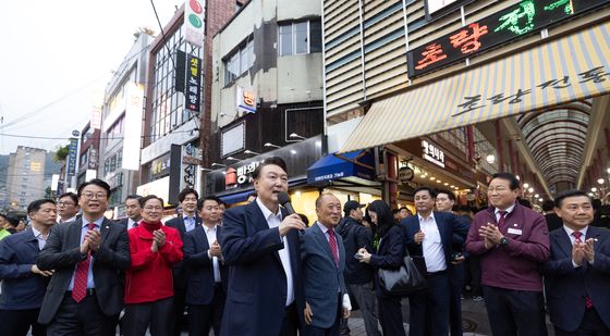 부산 초량시장 찾은 윤석열 대통령