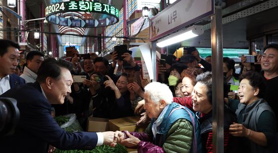 초량시장에서 시민들과 인사 나누는 윤석열 대통령