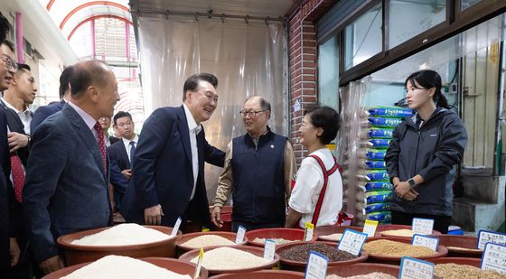 윤석열 대통령, 초량시장에서 상인들 격려