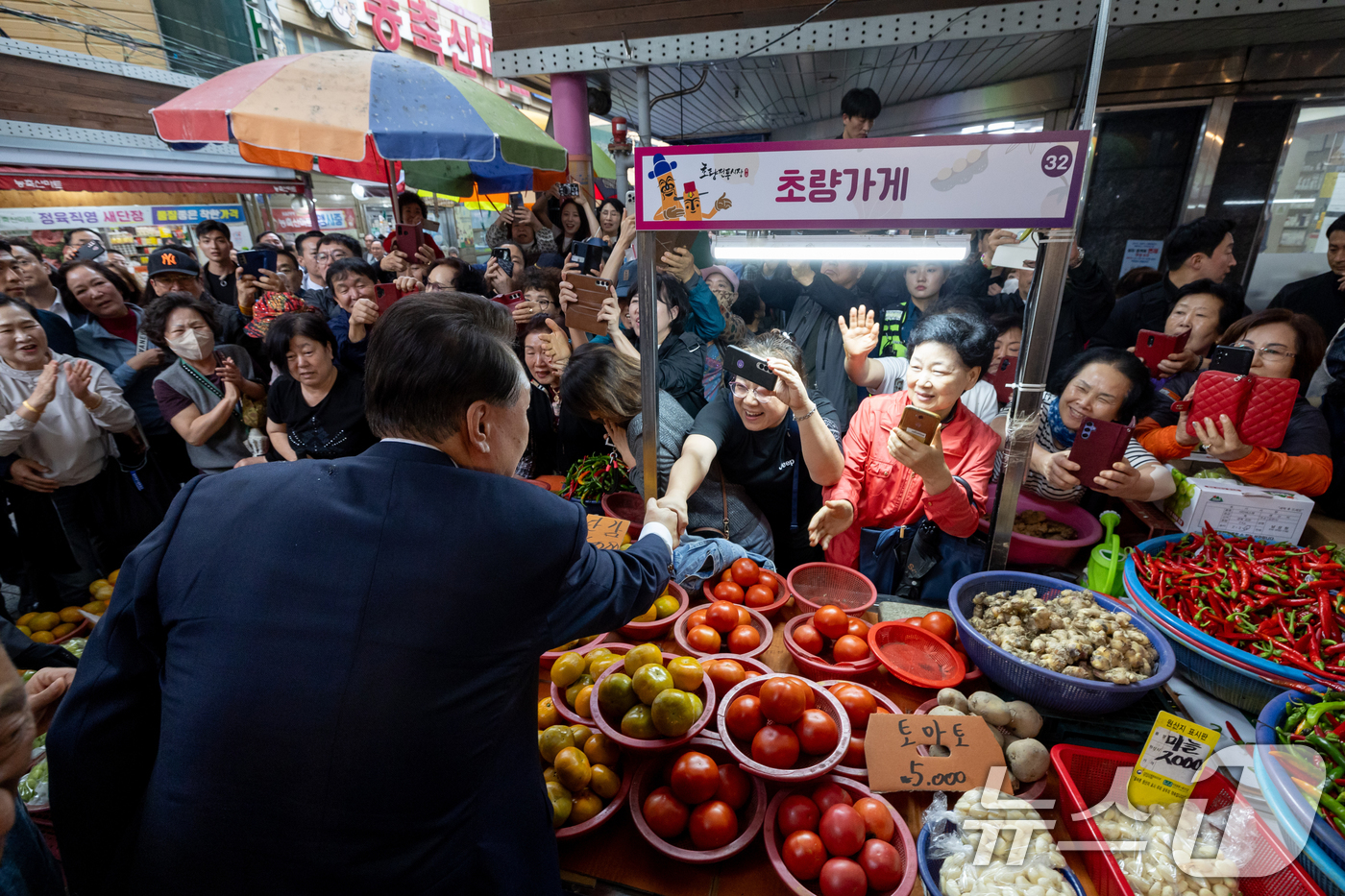 (서울=뉴스1) 송원영 기자 = 윤석열 대통령이 22일 부산 동구 초량시장에서 시민들과 인사를 나누고 있다. (대통령실 제공) 2024.10.22/뉴스1