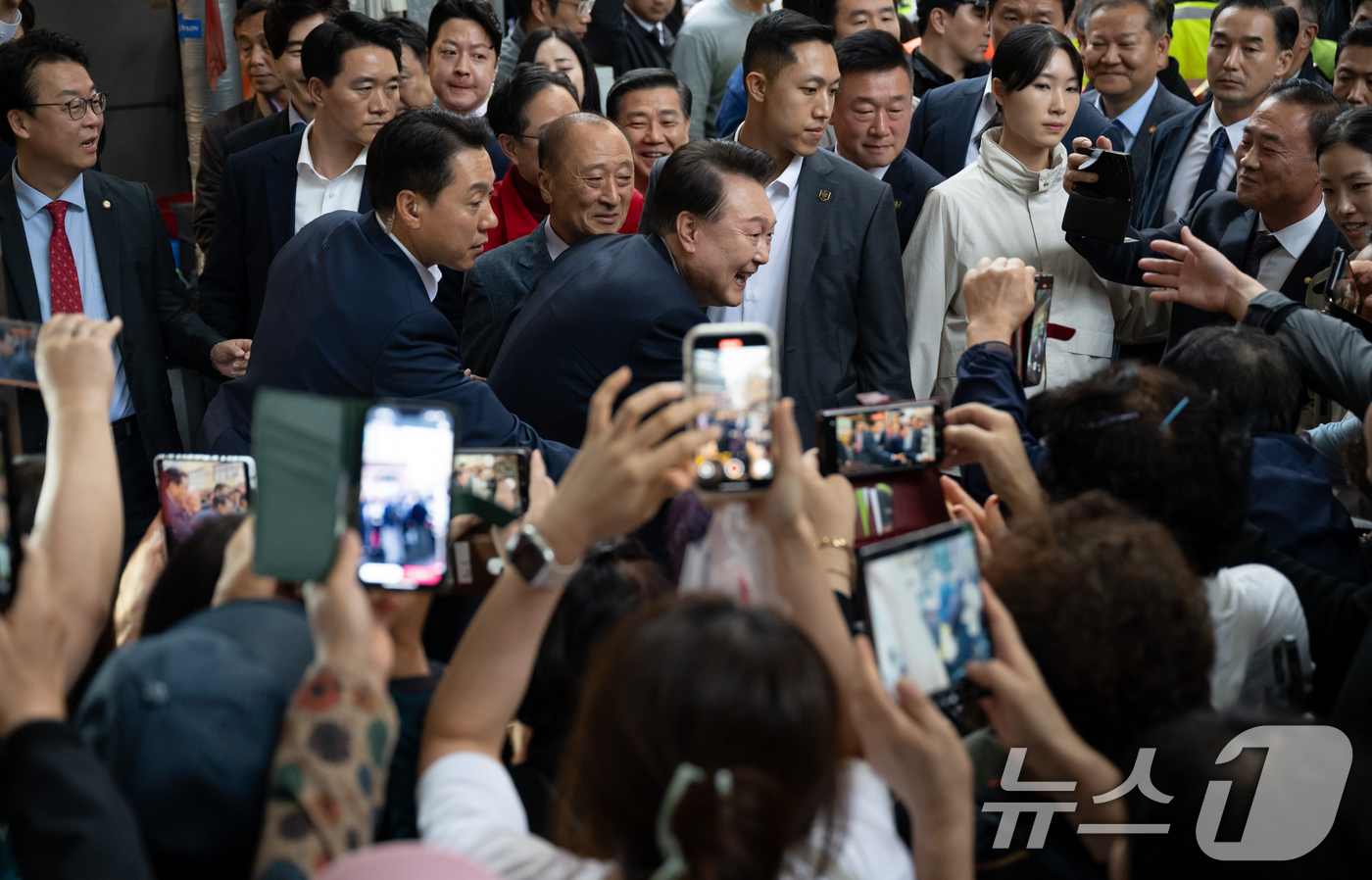 (서울=뉴스1) 송원영 기자 = 윤석열 대통령이 22일 부산 동구 초량시장에서 시민들과 인사를 나누고 있다. (대통령실 제공) 2024.10.22/뉴스1