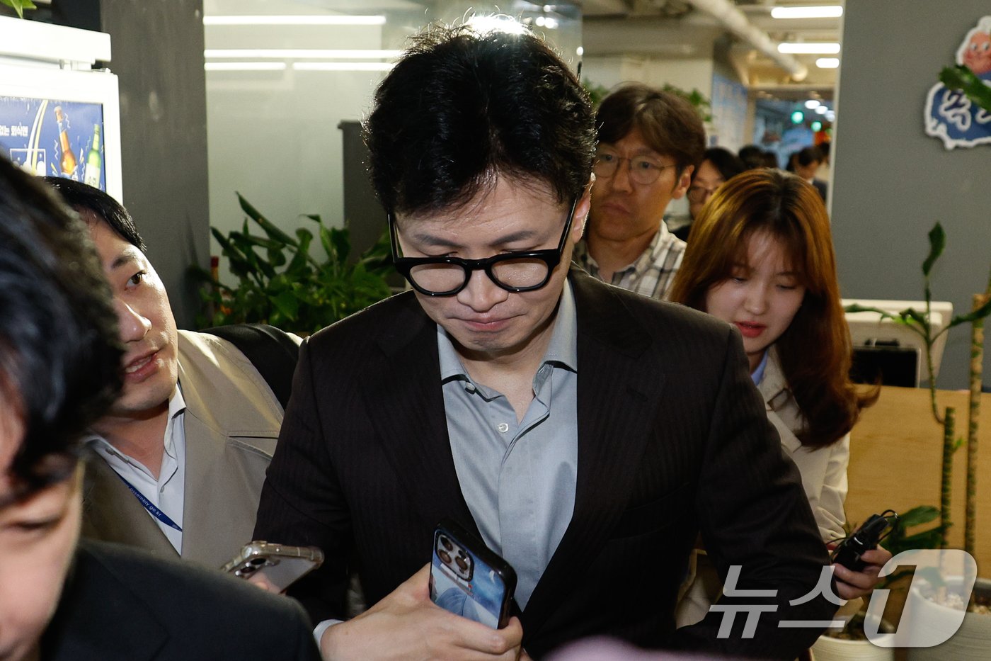 본문 이미지 - 한동훈 국민의힘 대표가 22일 저녁 서울 여의도의 한 식당에서 당내 친한계 의원들을 긴급 소집, 만찬 회동을 마친 후 이동하고 있다. 2024.10.22/뉴스1 ⓒ News1 안은나 기자