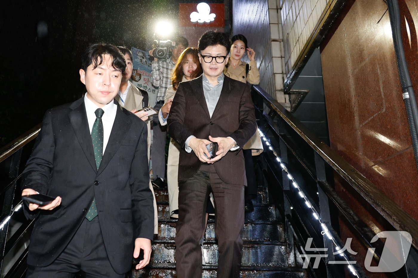 본문 이미지 - 한동훈 국민의힘 대표가 22일 저녁 서울 여의도의 한 식당에서 당내 친한계 의원들을 긴급 소집, 만찬 회동을 마친 후 차량으로 향하고 있다. 2024.10.22/뉴스1 ⓒ News1 안은나 기자