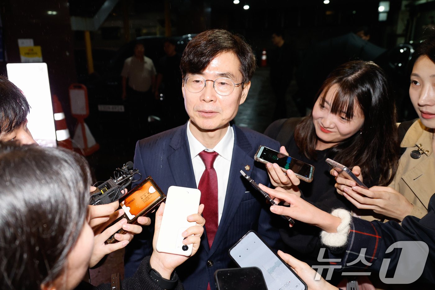 본문 이미지 - 조경태 국민의힘 의원이 22일 저녁 서울 여의도의 한 식당에서 한동훈 대표와 친한계 의원 만찬 회동을 마친 후 취재진 질의에 답하고 있다. 2024.10.22/뉴스1 ⓒ News1 안은나 기자