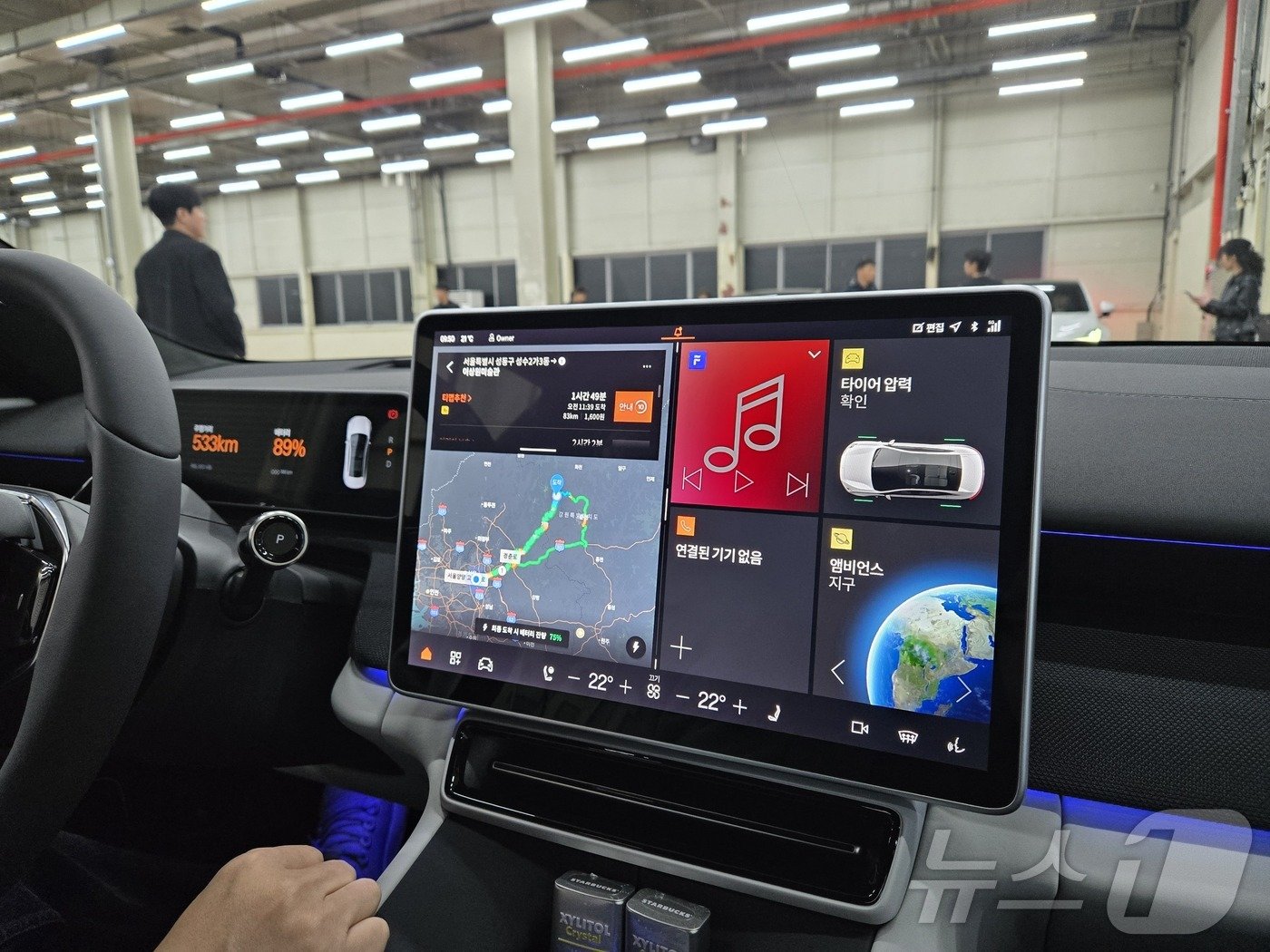 본문 이미지 - 폴스타4 센터패시아 한가운에 있는 15.4인치 크기의 가로형 스크린의 모습. 화면분할이 가능해 내비게이션을 띄운 상태에서 동승객이 차량을 제어하거나 음악을 고를 수 있다. 센터패시아에 있어야 할 물리 버튼은 모두 스크린으로 들어갔다. 2024.10.11.