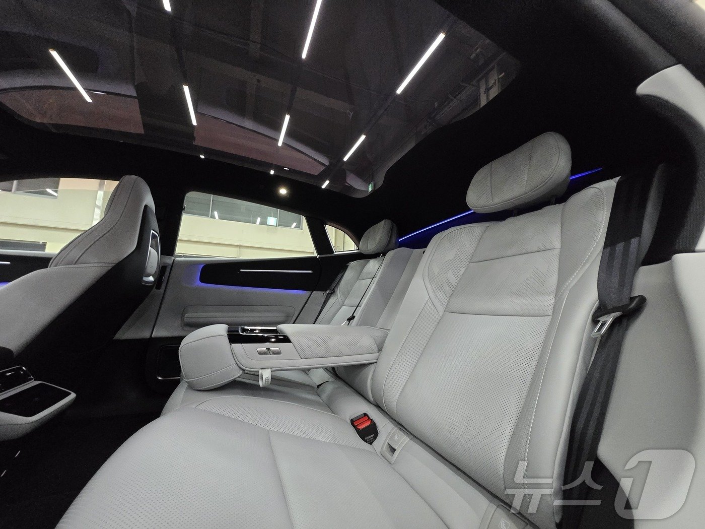 본문 이미지 - 폴스타4 2열 실내 모습. C필러 경사가 완만한 쿠페형 SUV이지만 뒷유리가 없어 헤드룸 공간을 극대화했다. 2024.10.22.