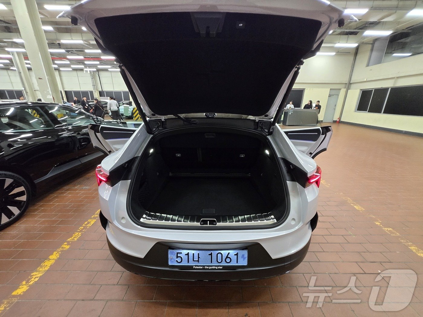 본문 이미지 - 폴스타4 트렁크 공간. 뒷유리가 없어진 만큼 트렁크 공간도 늘어났다. 526리터&#40;2열을 접으면 최대 1536리터&#41;를 적재할 수 있다. 2024.10.22.