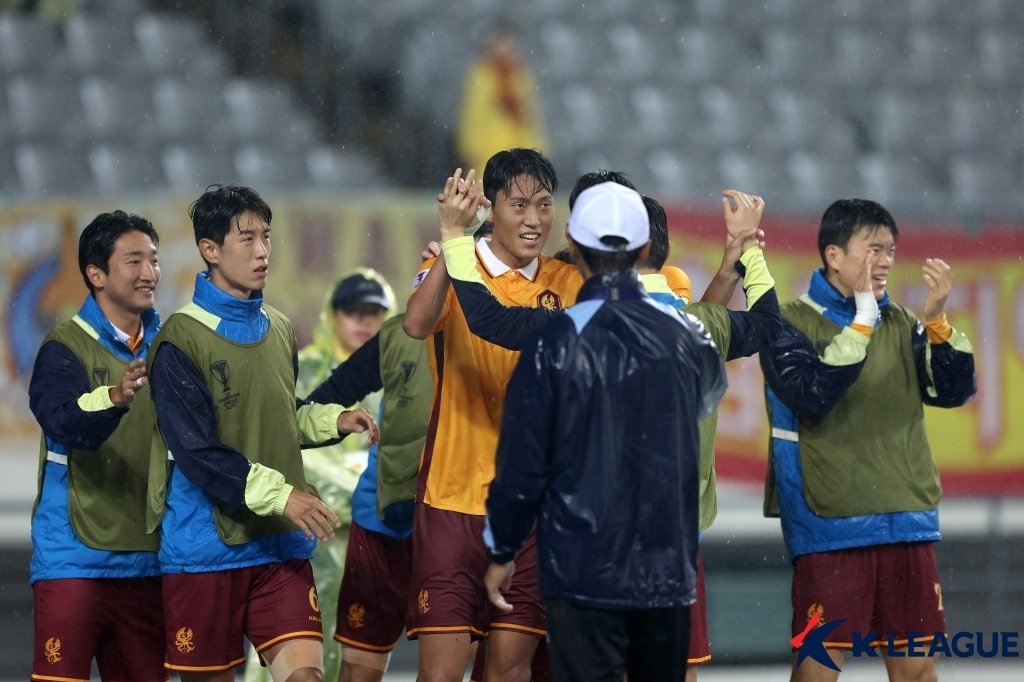 기뻐하는 광주 선수들&#40;한국프로축구연맹 제공&#41;