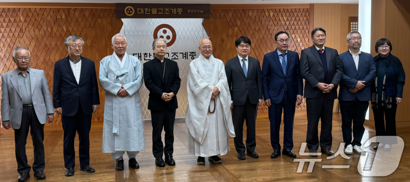 (서울=뉴스1) 김명섭 기자 = 22일 오후 서울 종로구 한국불교역사문화기념관에서 열린 의료계-종교지도자협의회 간담회에서 참석자들이 기념촬영을 하고 있다.이날 의료계는 종교계에 현 …