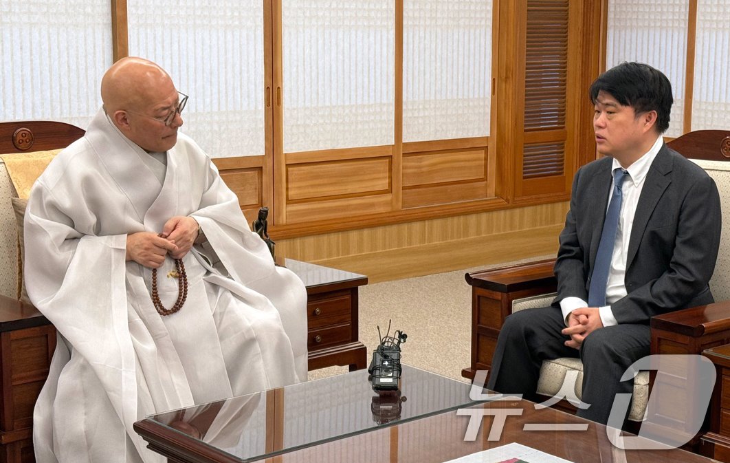 본문 이미지 - 22일 오후 서울 종로구 한국불교역사문화기념관에서 열린 의료계-종교지도자협의회 간담회에서 임현택 의협회장과 조계종 총무원장인 진우스님이 대화를 하고 있다. 2024.10.22/뉴스1 ⓒ News1 김명섭 기자