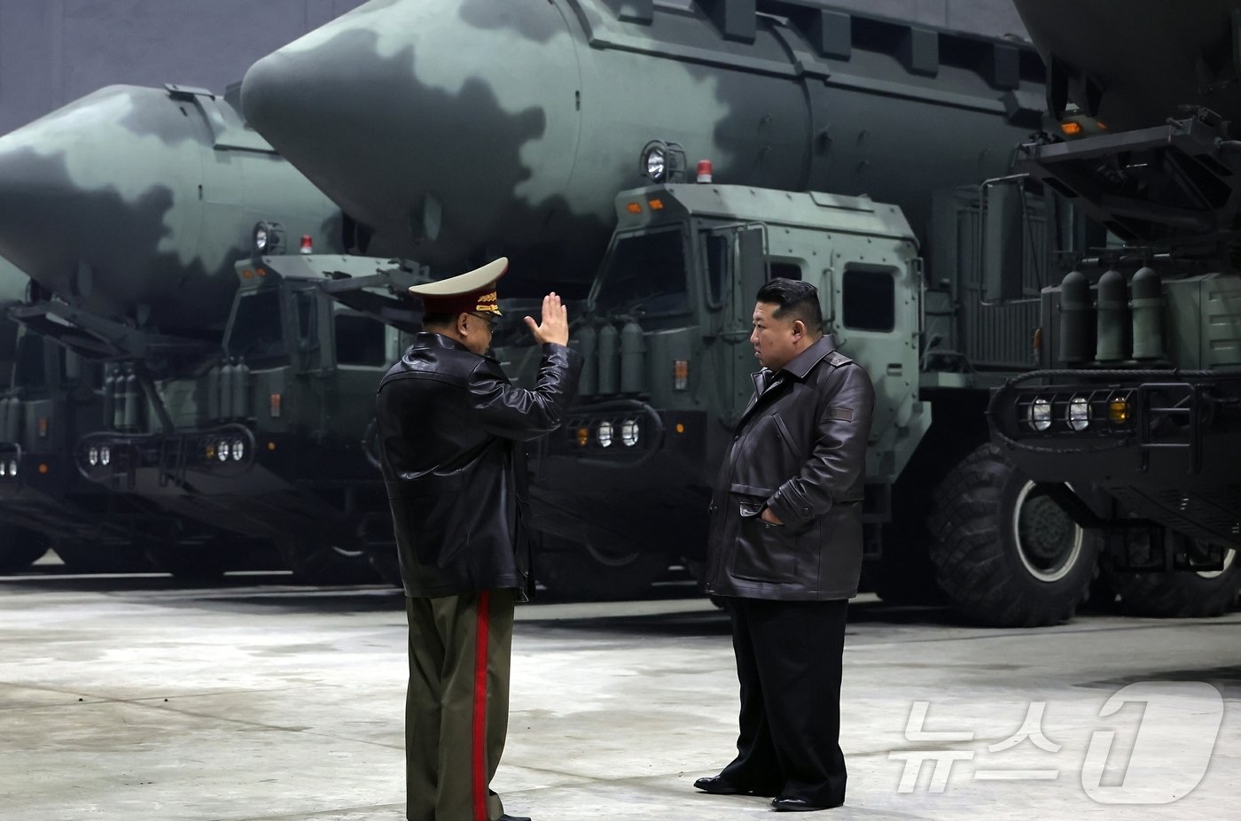 본문 이미지 - (평양 노동신문=뉴스1) = 북한 김정은 노동당 총비서가 대륙간탄도미사일(ICBM) 등 전략미사일기지들을 시찰하는 모습. [국내에서만 사용가능. 재배포 금지. DB 금지. For Use Only in the Republic of Korea. Redistribution Prohibited] rodongphoto@news1.kr