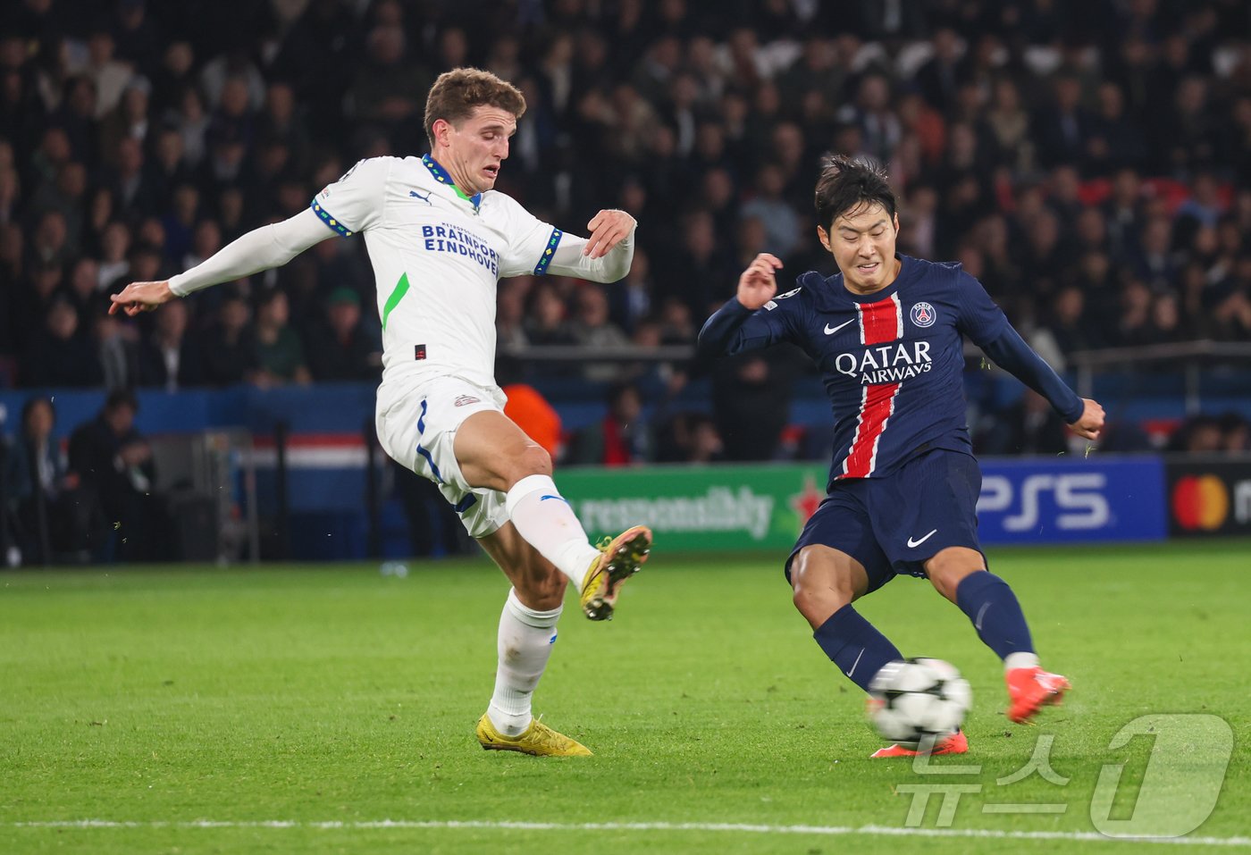 본문 이미지 - 드리블 돌파하는 이강인(오른쪽). 2024.10.23/뉴스1 ⓒ News1 이준성 기자