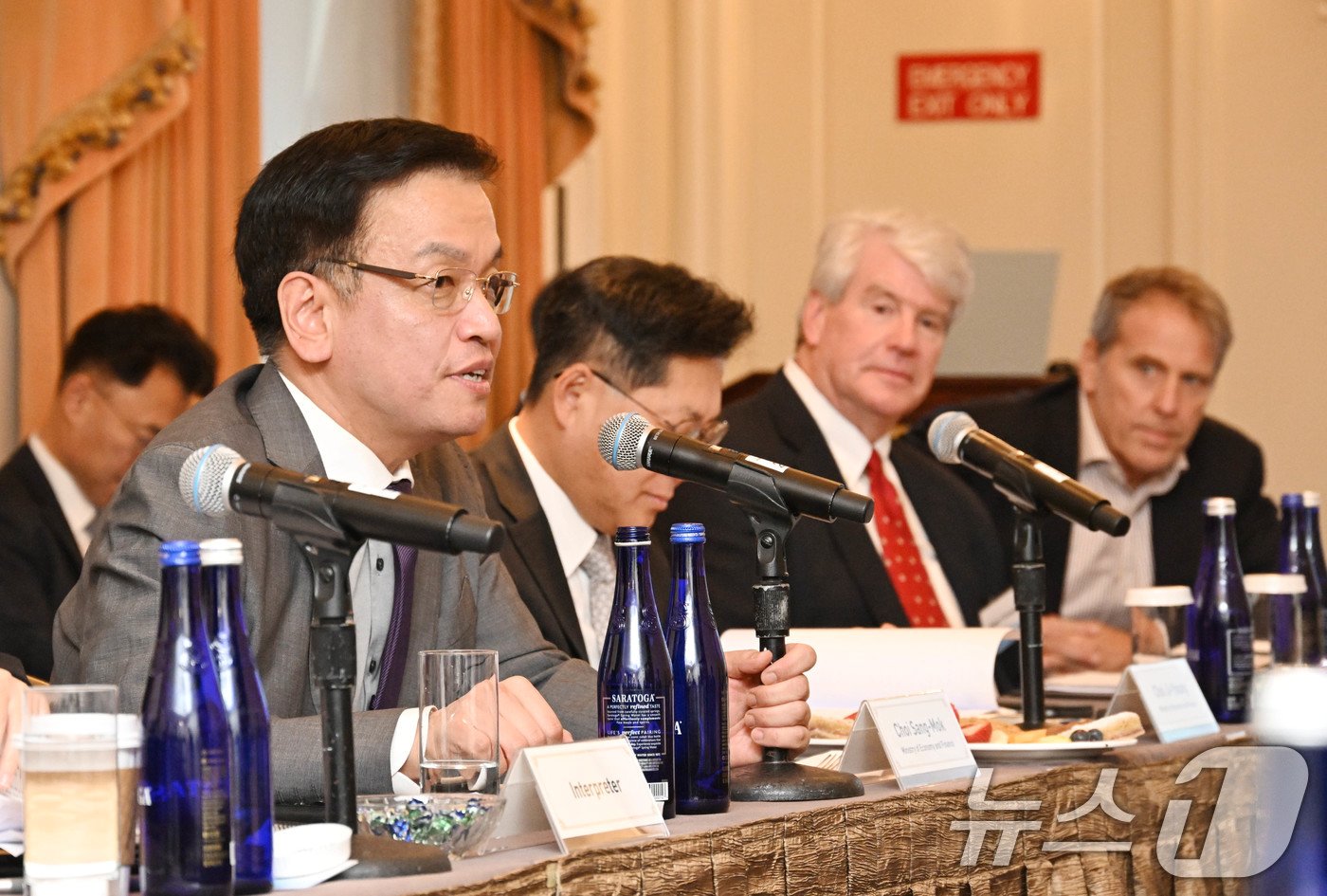 본문 이미지 - 최상목 경제부총리 겸 기획재정부 장관이 22일(현지시간) 미국 뉴욕 롯데 팰리스 호텔에서 열린 한국경제설명회에서 모두발언을 하고 있다. (기획재정부 제공) 2024.10.23/뉴스1