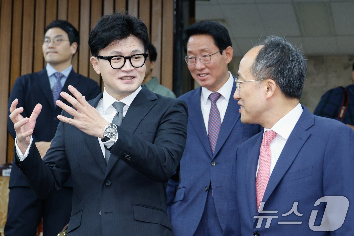 본문 이미지 - 한동훈 국민의힘 대표와 추경호 원내대표가 23일 오전 서울 여의도 국회에서 열린 김장재료 수급 안정방안 민당정 협의회에 입장하며 대화를 나누고 있다. 2024.10.23/뉴스1 ⓒ News1 안은나 기자