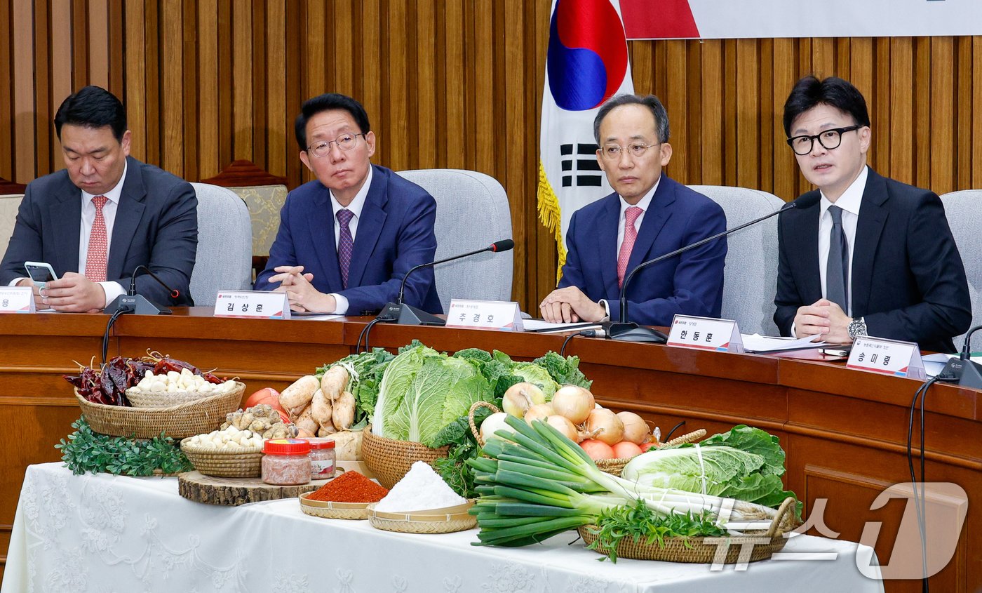 한동훈 국민의힘 대표가 23일 오전 서울 여의도 국회에서 열린 김장재료 수급 안정방안 민당정 협의회에서 모두 발언하고 있다. 오른쪽부터 한 대표, 추경호 원내대표, 김상훈 정책위의장, 정희용 농해수위 간사. 2024.10.23/뉴스1 ⓒ News1 안은나 기자