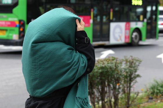 "가을도 끝난 것 같아요"…10도 '뚝' 출근길 패딩·목도리 등장