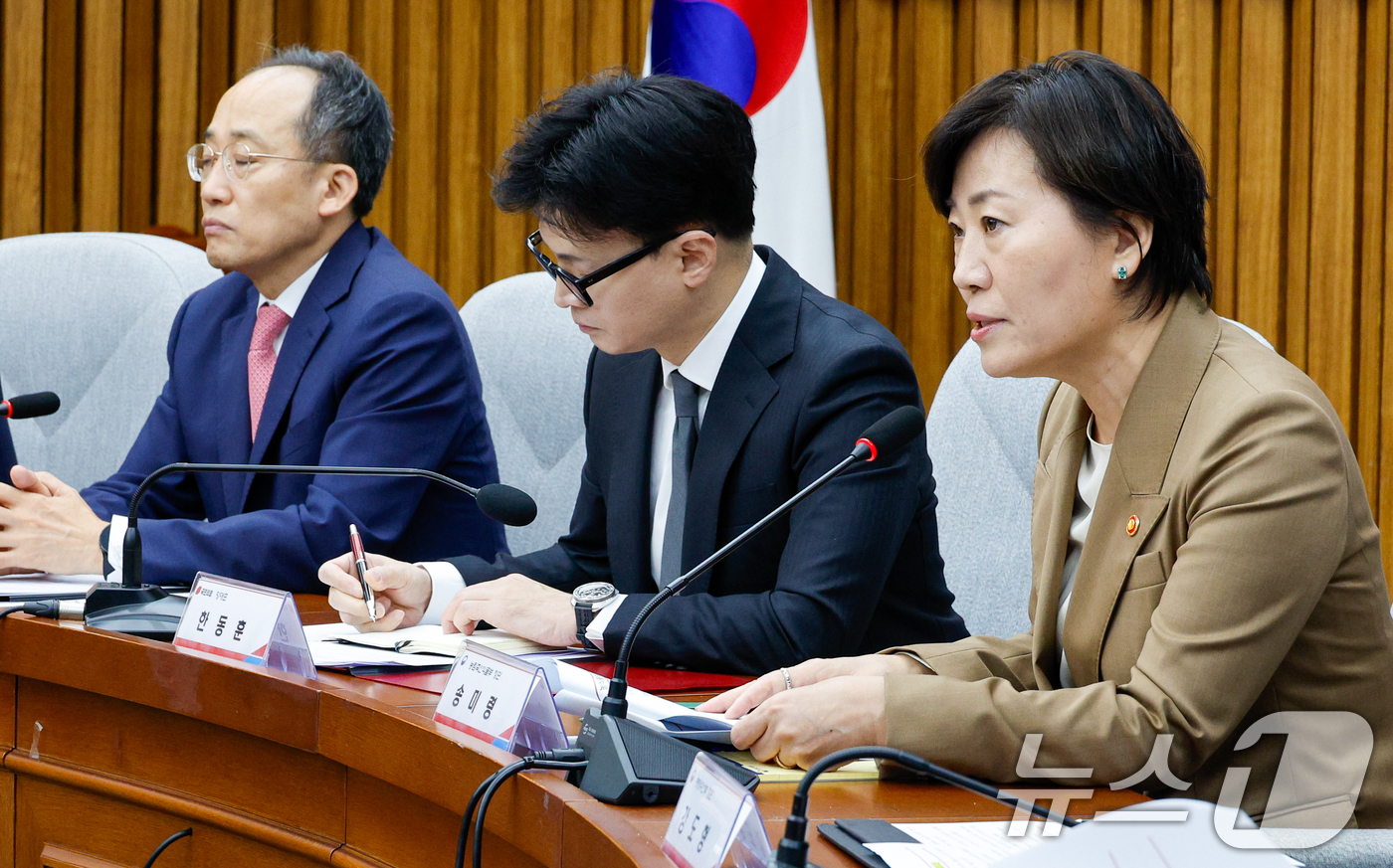 (서울=뉴스1) 안은나 기자 = 송미령 농림축산식품부 장관이 23일 오전 서울 여의도 국회에서 열린 김장재료 수급 안정방안 민당정 협의회에서 모두 발언하고 있다. 2024.10.2 …