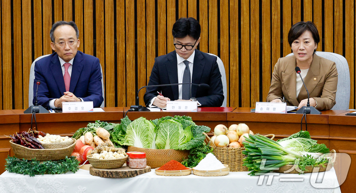 (서울=뉴스1) 안은나 기자 = 송미령 농림축산식품부 장관이 23일 오전 서울 여의도 국회에서 열린 김장재료 수급 안정방안 민당정 협의회에서 모두 발언하고 있다. 왼쪽부터 추경호 …