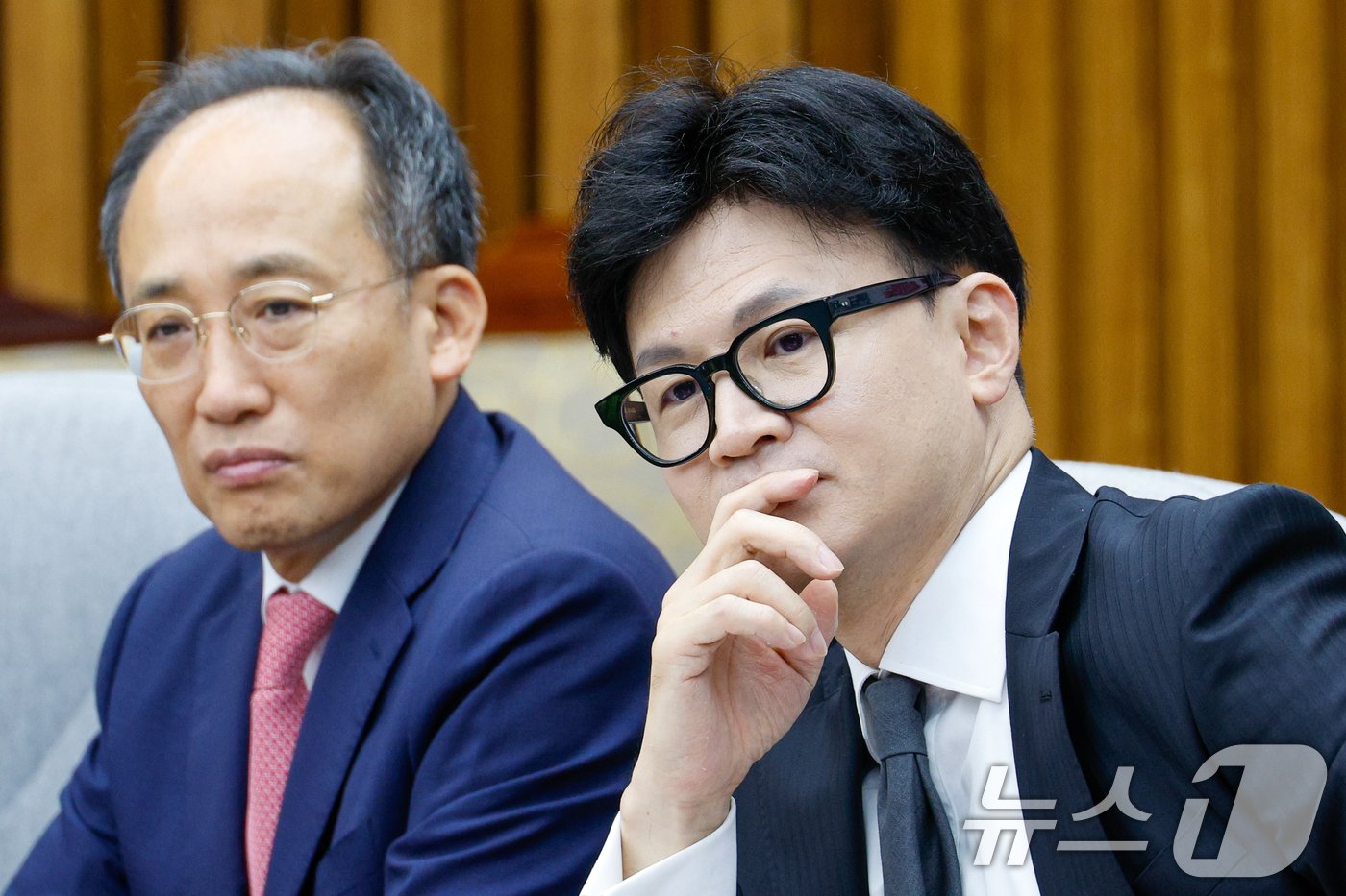 본문 이미지 - 한동훈 국민의힘 대표(오른쪽)와 추경호 원내대표가 23일 오전 서울 여의도 국회에서 열린 김장재료 수급 안정방안 민당정 협의회에서 남인숙 한국소비자단체협의회장 발언을 듣고 있다. 2024.10.23/뉴스1 ⓒ News1 안은나 기자