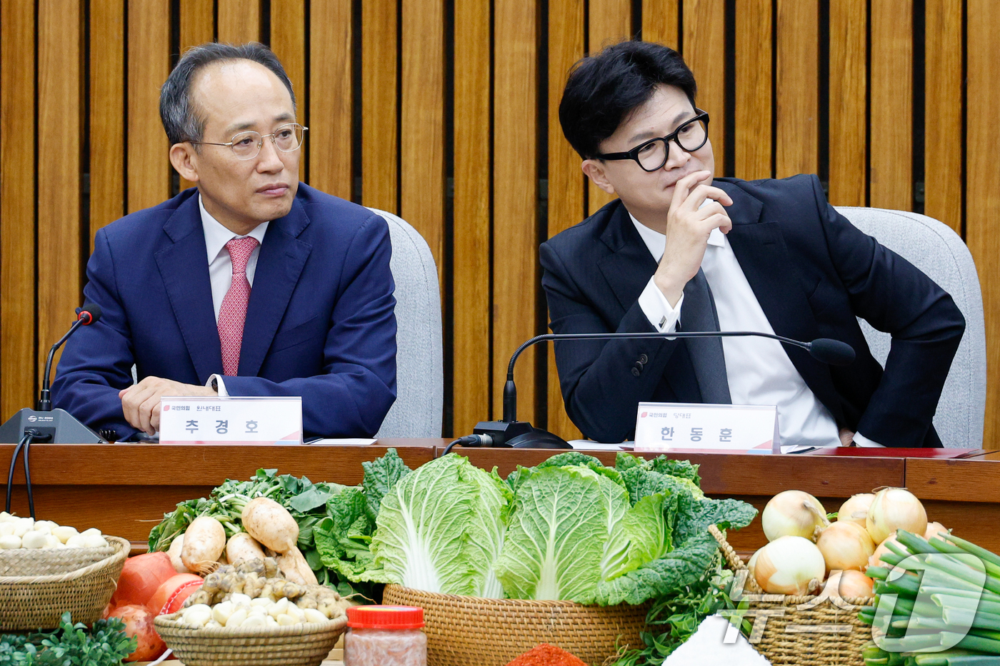 (서울=뉴스1) 안은나 기자 = 한동훈 국민의힘 대표(오른쪽)와 추경호 원내대표가 23일 오전 서울 여의도 국회에서 열린 김장재료 수급 안정방안 민당정 협의회에서 남인숙 한국소비자 …