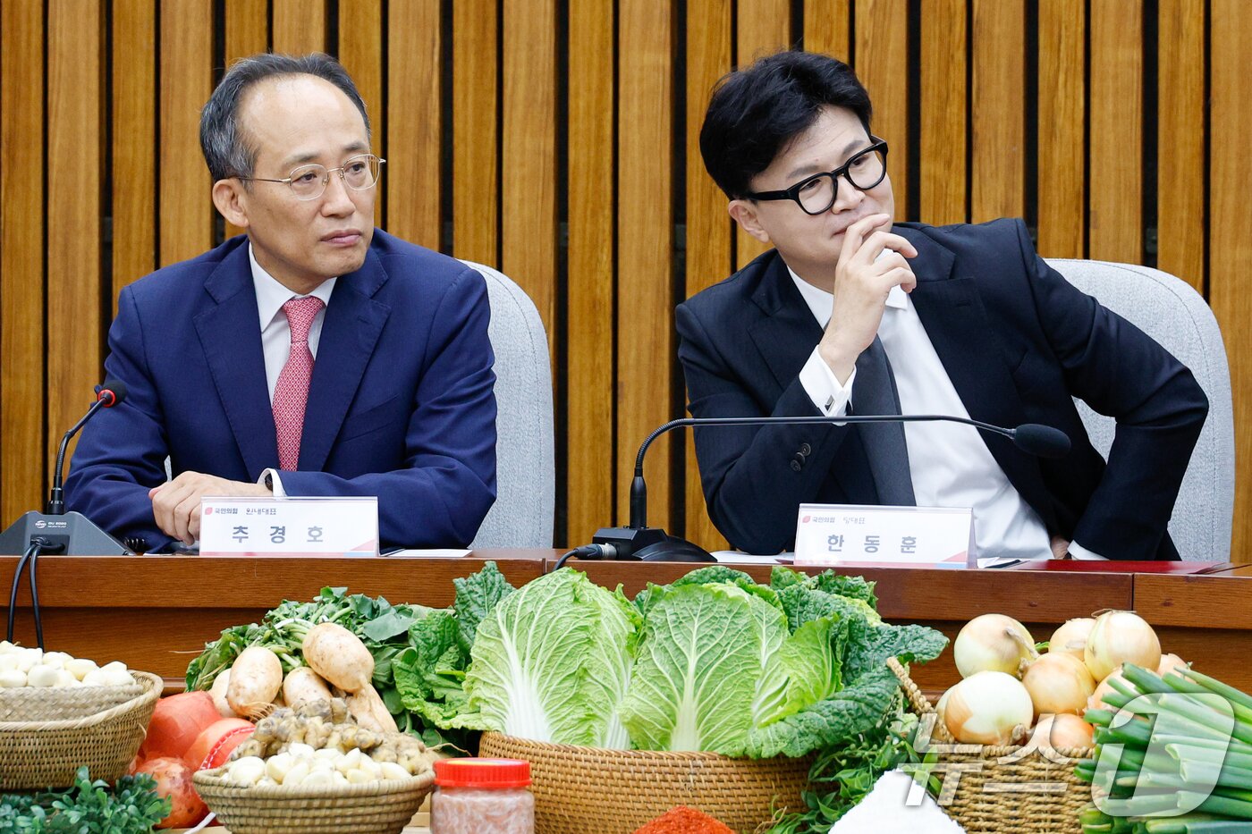 본문 이미지 - 한동훈 국민의힘 대표&#40;오른쪽&#41;와 추경호 원내대표가 23일 오전 서울 여의도 국회에서 열린 김장재료 수급 안정방안 민당정 협의회에서 남인숙 한국소비자단체협의회장 발언을 듣는 모습. 2024.10.23/뉴스1 ⓒ News1 안은나 기자