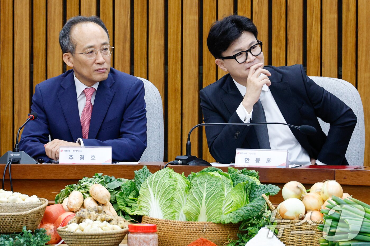 한동훈 국민의힘 대표&#40;오른쪽&#41;와 추경호 원내대표가 23일 오전 서울 여의도 국회에서 열린 김장재료 수급 안정방안 민당정 협의회에서 남인숙 한국소비자단체협의회장 발언을 듣는 모습. 2024.10.23/뉴스1 ⓒ News1 안은나 기자