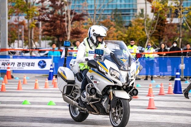 경찰 오토바이 접수한 BMW…운용경찰 경진대회에 정비 지원