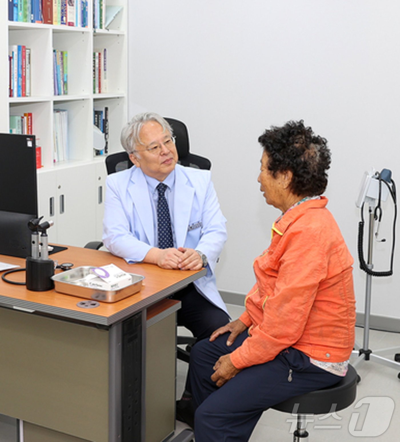 본문 이미지 - 새로 문을 연 우리금정의원 문승환 원장이 진료를 하고 있다.(영암군 제공) ⓒ News1