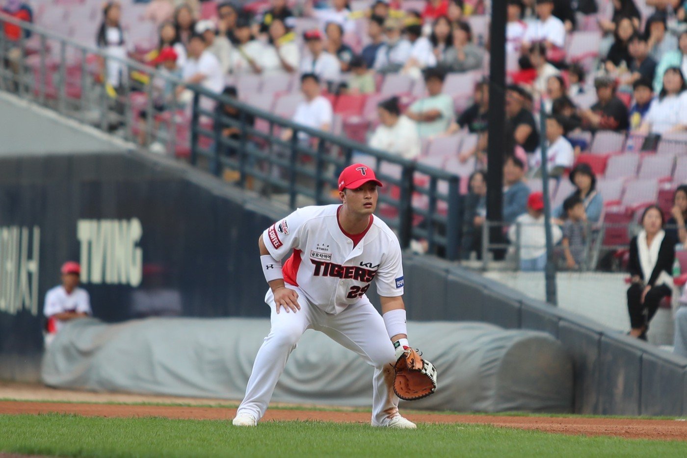 본문 이미지 - 한국시리즈를 앞두고 수비에 더 많은 포커스를 맞춘 KIA 변우혁. (KIA 제공)