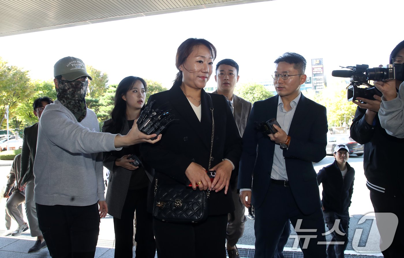 김건희 여사의 공천 개입 의혹과 명태균 씨 여론조사 비용 불법 조달 의혹을 제기한 강혜경 씨가 23일 오전 소환조사를 받기 위해 경남 창원시 성산구 창원지방검찰청으로 출석하고 있다. 2024.10.23/뉴스1 ⓒ News1 윤일지 기자