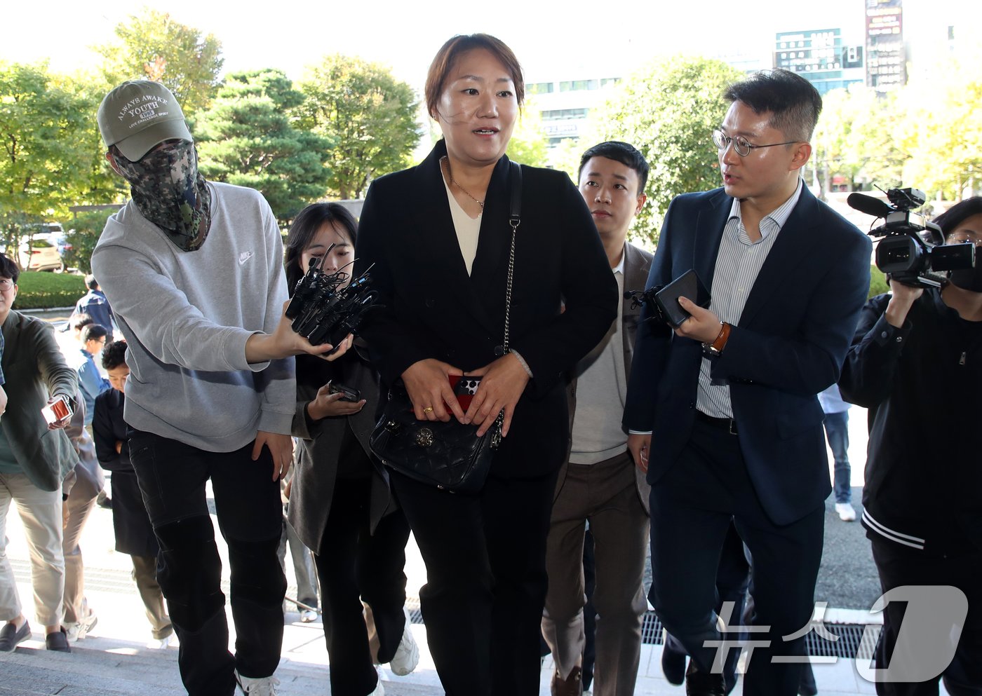 본문 이미지 - 김건희 여사의 공천 개입 의혹과 명태균 씨 여론조사 비용 불법 조달 의혹을 제기한 강혜경 씨가 23일 오전 소환조사를 받기 위해 경남 창원시 성산구 창원지방검찰청으로 출석하고 있다. 2024.10.23/뉴스1 ⓒ News1 윤일지 기자