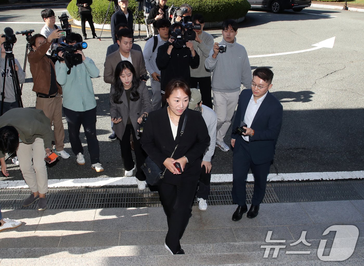 본문 이미지 - 김건희 여사의 공천 개입 의혹과 명태균 씨 여론조사 비용 불법 조달 의혹을 제기한 강혜경 씨가 23일 오전 소환조사를 받기 위해 경남 창원시 성산구 창원지방검찰청으로 출석하고 있다. 2024.10.23/뉴스1 ⓒ News1 윤일지 기자