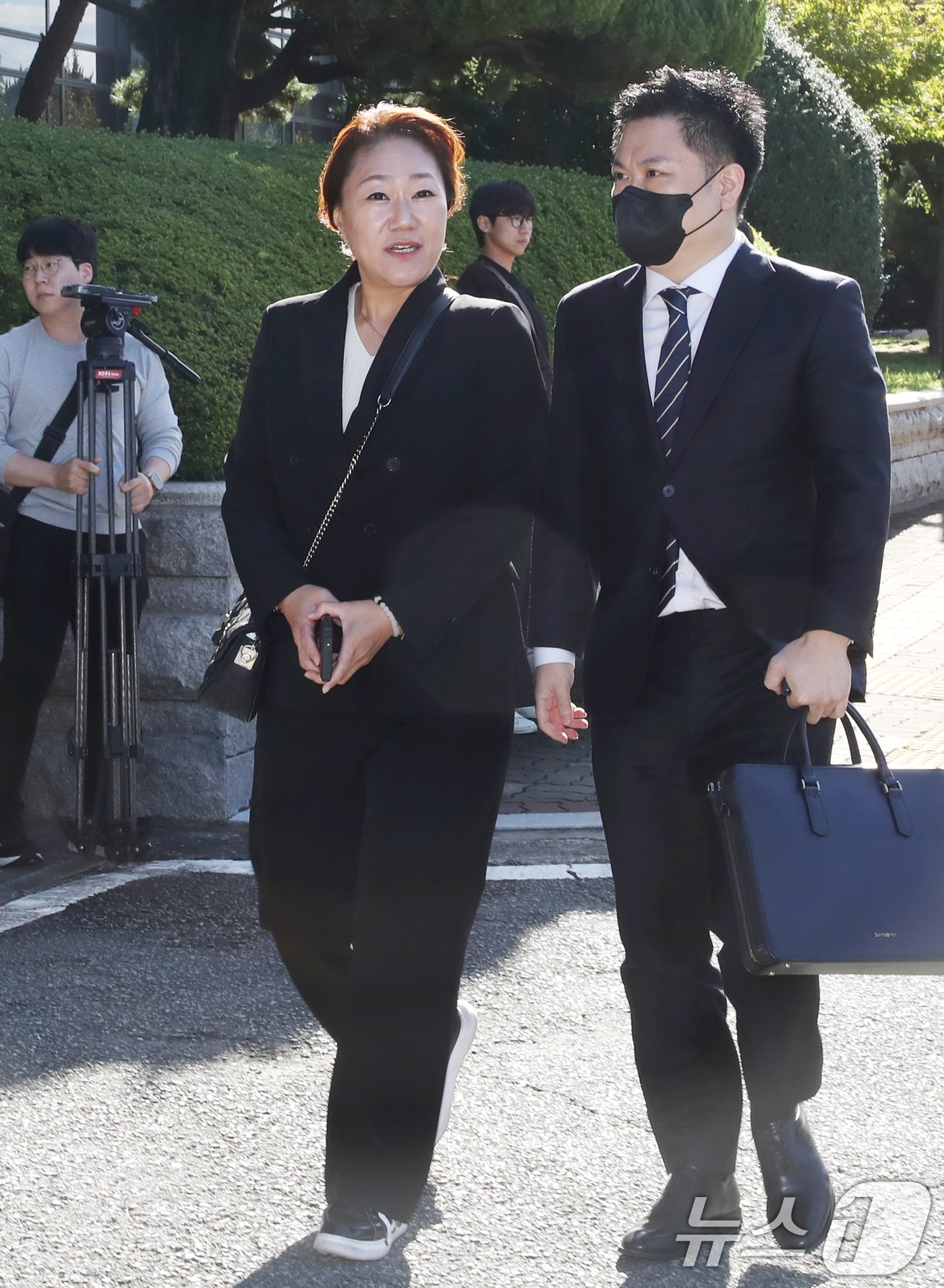 본문 이미지 - 김건희 여사의 공천 개입 의혹과 명태균 씨 여론조사 비용 불법 조달 의혹을 제기한 강혜경 씨가 23일 오전 소환조사를 받기 위해 경남 창원시 성산구 창원지방검찰청으로 출석하고 있다. 2024.10.23/뉴스1 ⓒ News1 윤일지 기자