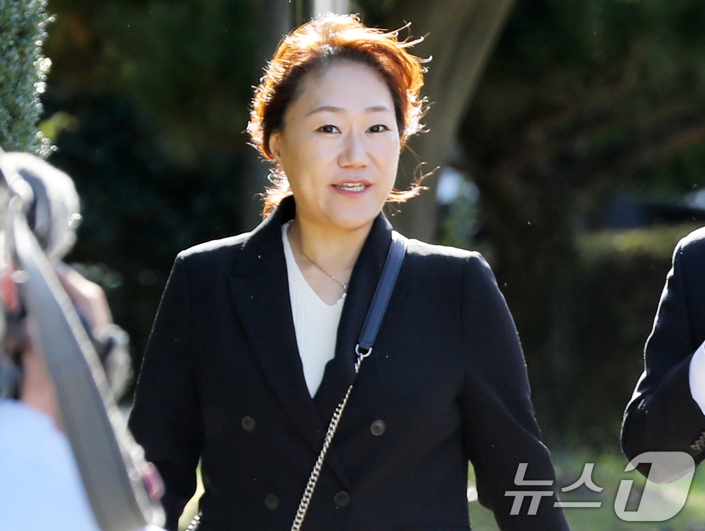 본문 이미지 - 김건희 여사의 공천 개입 의혹과 명태균 씨 여론조사 비용 불법 조달 의혹을 제기한 강혜경 씨가 23일 오전 소환조사를 받기 위해 경남 창원시 성산구 창원지방검찰청으로 출석하고 있다. 2024.10.23/뉴스1 ⓒ News1 윤일지 기자