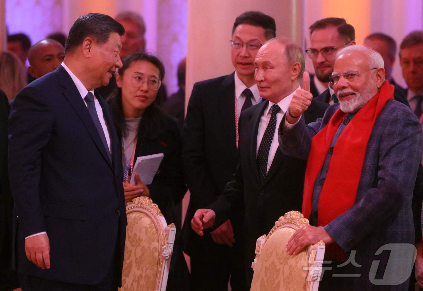 본문 이미지 - 블라디미르 푸틴 러시아 대통령과 시진핑 중국 국가주석, 나렌드라 모디 인도 총리가 22일(현지시간) 카잔에서 열린 브릭스 정상회담 중 비공식 만찬에 앞서 콘서트에 도착을 하고 있다. 2024.10.23 ⓒ AFP=뉴스1 ⓒ News1 우동명 기자