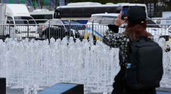 완연한 가을날씨 속 가동되는 광화문광장 분수대