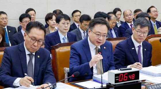 [국감]질의에 답하는 조규홍 복지장관