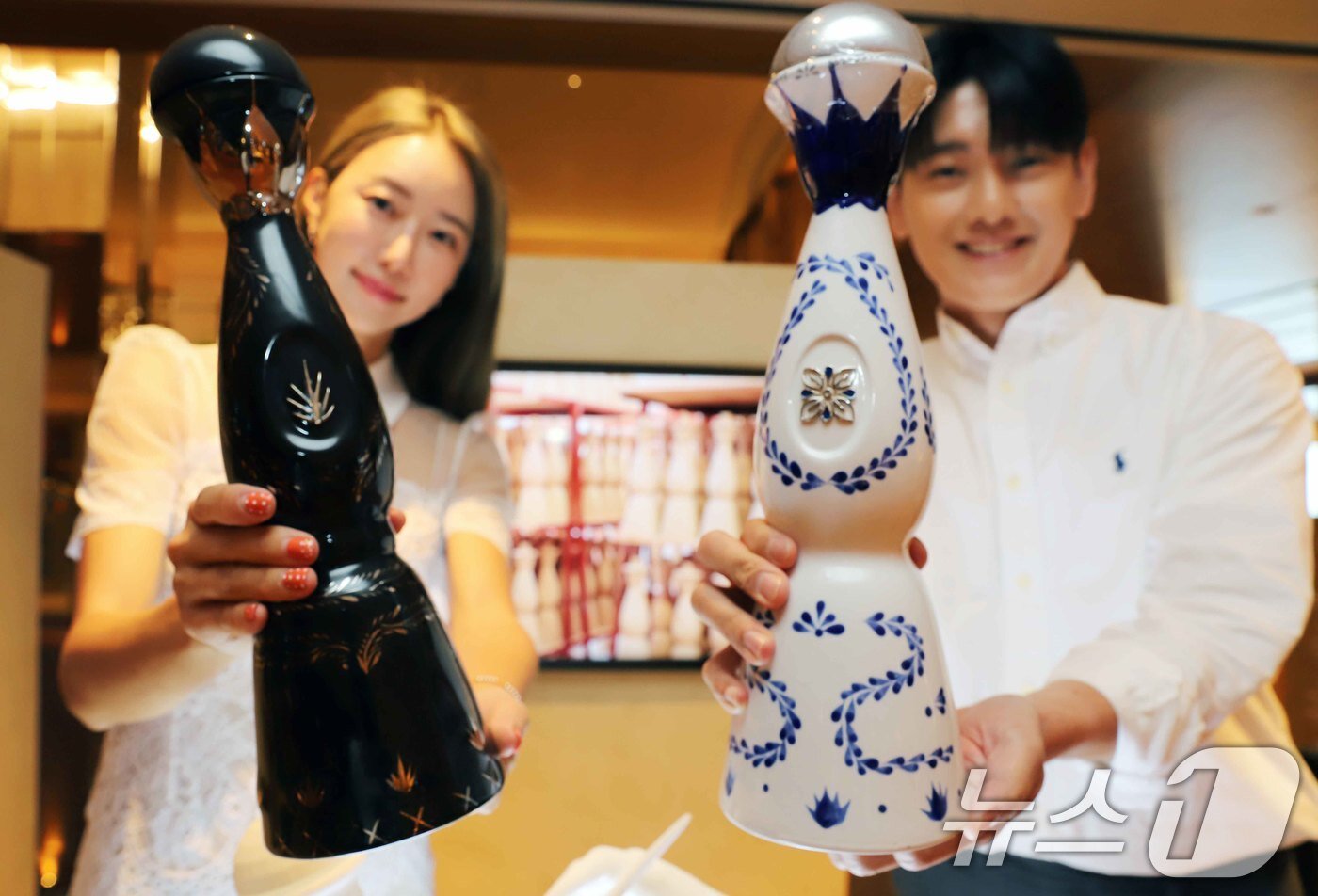 본문 이미지 - 23일 서울 강남구 신세계백화점 강남점 하우스오브신세계 와인셀라에서 모델들이 프리미엄 데킬라 '클라세 아줄'의 팝업스토어를 소개하고 있다. 클라세 아줄은 데킬라의 원재료인 아가베 선택부터 술병 제작까지 멕시코의 장인 정신을 기반으로 전통적인 제조방식을 고수하고 있는 것이 특징이다. (신세계백화점 제공) 2024.10.23/뉴스1