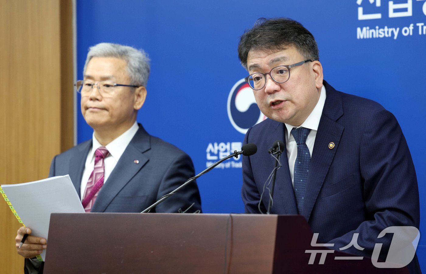 본문 이미지 - 최남호 산업통상자원부 2차관이 23일 오전 정부세종청사 기자실에서 전기요금 인상 관련 브리핑을 하고 있다. 오는 24일부터 산업용 전기요금이 ㎾h당 16.1원 오른다. 동절기 서민경제 부담을 고려해 주택용과 소상공인 요금은 동결됐다. &#40;산업통상자원부 제공&#41; 2024.10.23/뉴스1