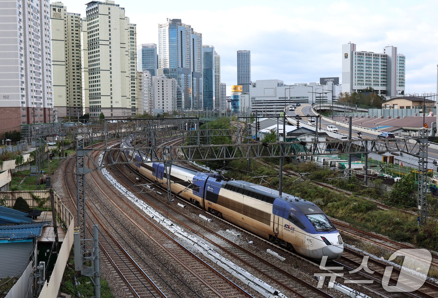 본문 이미지 -  서울 용산 선로 모습. 2024.10.23/뉴스1 ⓒ News1 구윤성 기자