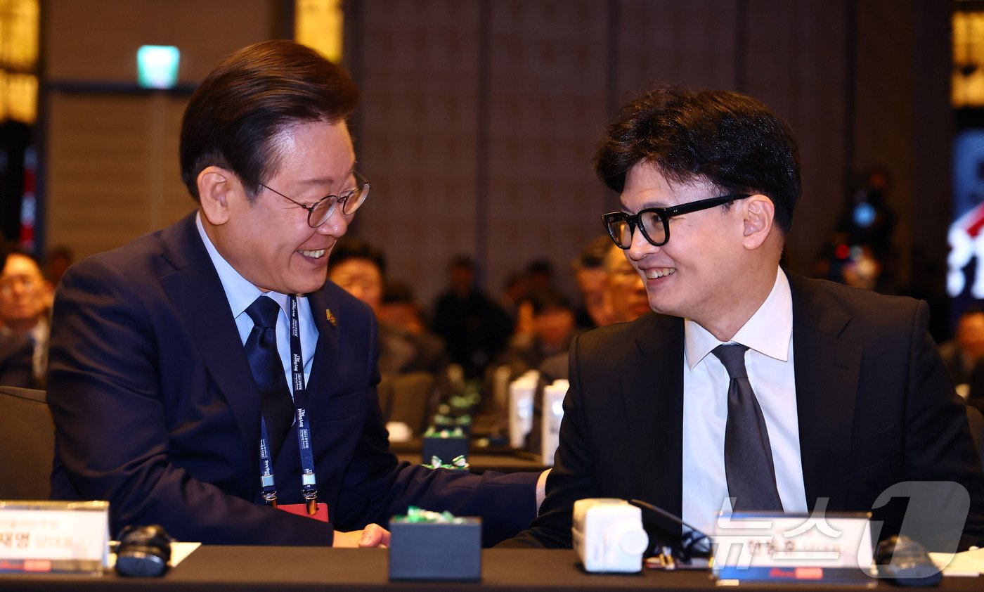 본문 이미지 - 한동훈 국민의힘 대표(오른쪽)와 이재명 더불어민주당 대표가 23일 오전 서울 종로구 포시즌스 호텔에서 열린 중앙포럼에서 대화를 나누고 있다. 2024.10.23/뉴스1 ⓒ News1 국회사진취재단