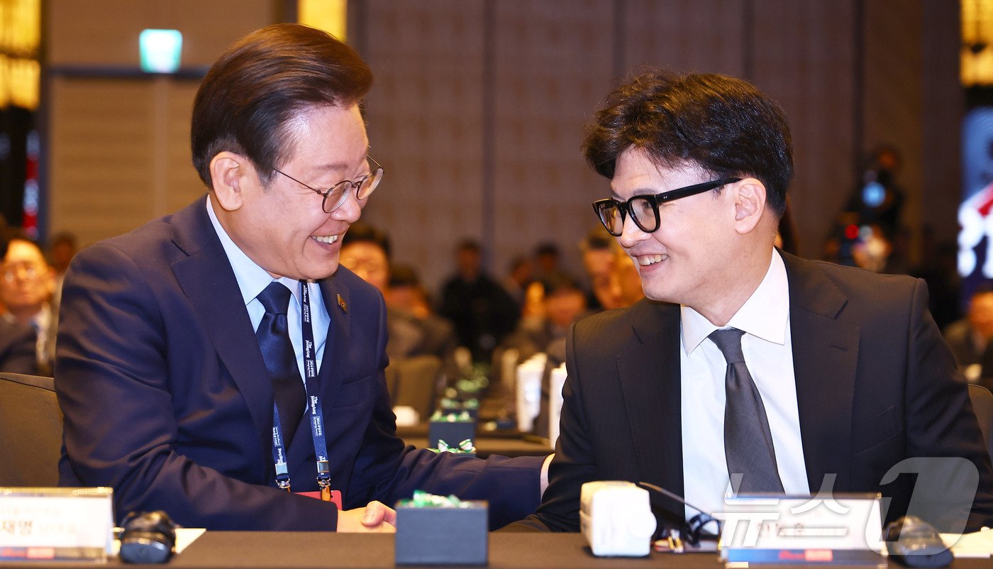 본문 이미지 - 이재명 더불어민주당 대표(왼쪽)와 한동훈 국민의힘 대표가 23일 오전 서울 종로구 포시즌스 호텔에서 열린 중앙포럼에서 대화를 나누고 있다. 2024.10.23/뉴스1 ⓒ News1 국회사진취재단