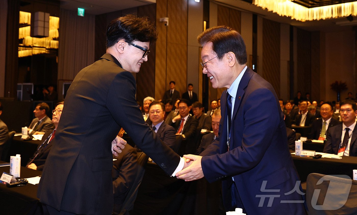 이재명 더불어민주당 대표&#40;왼쪽&#41;와 한동훈 국민의힘 대표가 23일 오전 서울 종로구 포시즌스 호텔에서 열린 중앙포럼에서 인사를 나누고 있다. 2024.10.23/뉴스1 ⓒ News1 국회사진취재단