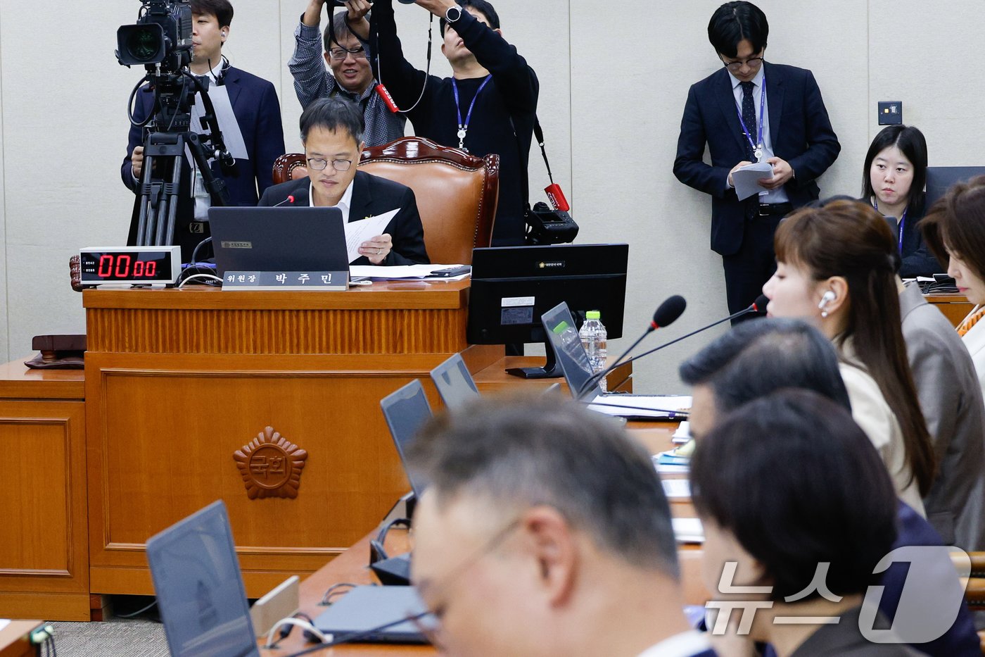 박주민 국회 보건복지위원회 위원장이 23일 오전 서울 여의도 국회에서 열린 보건복지부·질병관리청·식품의약품안전처 등 종합 국정감사에서 개의를 선언하고 있다. 2024.10.23/뉴스1 ⓒ News1 안은나 기자